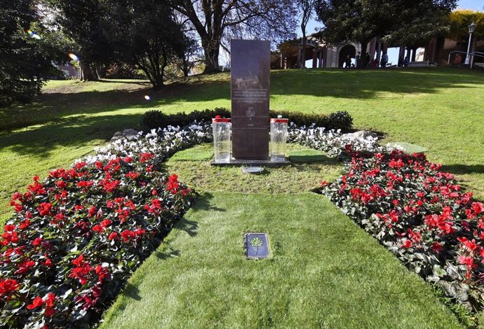 Monolito en homenaje a las víctimas en el parque de Doña Casilda en Bilbao.