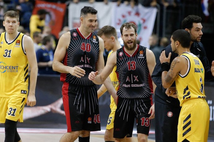 Sergo Rodríguez y Luis Scola con el Armani Milan