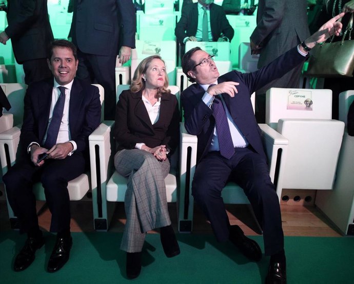 (I-D) El presidente de CEPYME, Gerardo Cuerva; la ministra de Economía en funciones, Nadia Calviño y el presidente de la CEOE, Antonio Garamendi, conversan en la celebración de la VI edición de los premios Cepyme en en Madrid.