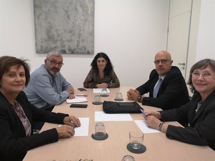 La consellera de Administraciones Públicas y Modernización, Isabel Castro, y el director general de Emergencias e Interior, Jaume Barceló, el presidente de la Aemet, Miguel Ángel López, con la delegada territorial Baleares, María José Guerrero.