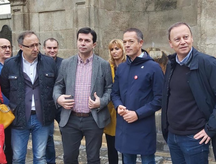 El portavoz del PSOE en el Senado, Ander Gil, con el líder del PSdeG en un acto en Ourense.