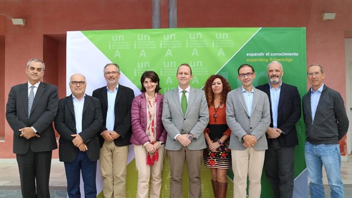 El rector de la UNIA, José Ignacio García Pérez, rodeado de su nuevo equipo de gobierno.
