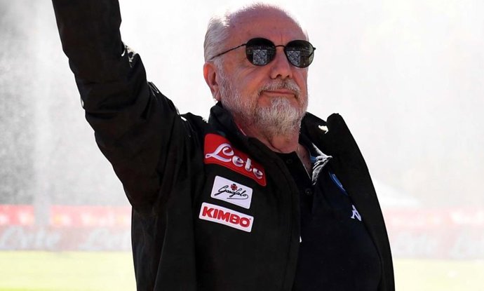 Aurelio De Laurentiis saluda a los aficionados