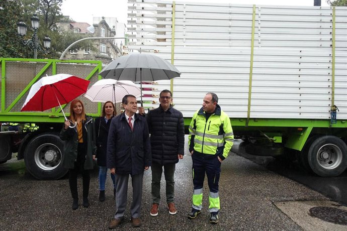 El alcalde de Vigo, Abel Caballero, supervisa el inicio del montaje de la noria navideña.