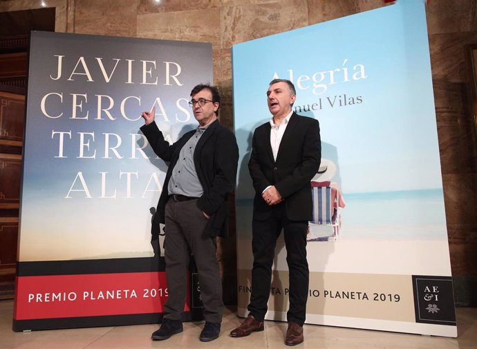 El ganador del 68 Premio Planeta, Javier Cercas y el finalista del galardón, Manuel Vilas, presentan sus novelas 'Terra Alta' y 'Alegría' en el Instituto Cervantes, en Madrid (España), a 6 de noviembre de 2019.