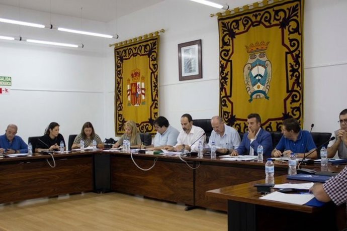 Corporación local de Carboneras con Amérigo (camisa blanca) y Hernández (chaqueta azul) a su izquierda