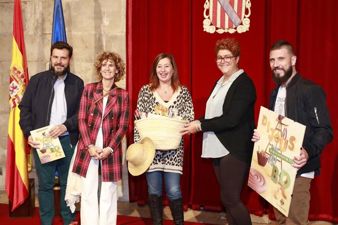 Una comitiva del Ayuntamiento de Inca invita a la presidenta del Govern, Francina Armengol (centro) al Dijous Bo.