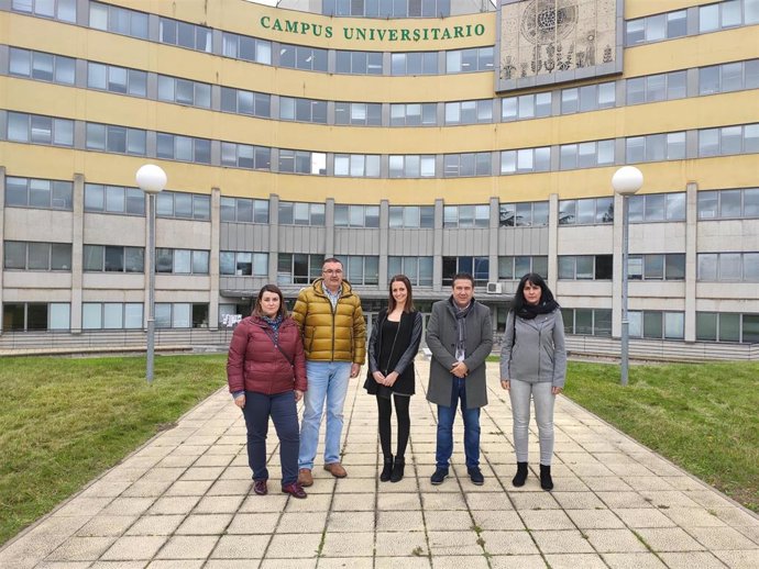 Los candidatos al Congreso y al Senado, Luis Mariano Santos y Roberto Aller, junto a miembros de su lista en la entrada del Campus de Ponferrada de la Universidad de León.
