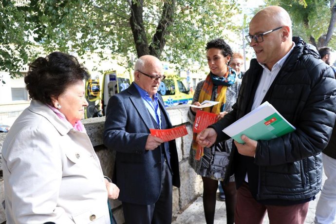 Manuel Fernández, junto a Mercedes Gámez, ante el Centro de Diagnóstico de Jaén.