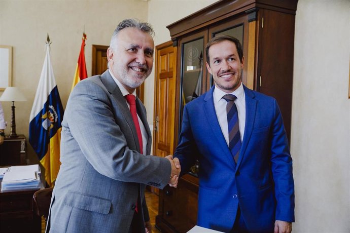 El presidente de Canarias, Ángel Víctor Torres, visita al presidente del Cabildo de La Palma, Mariano H. Zapata