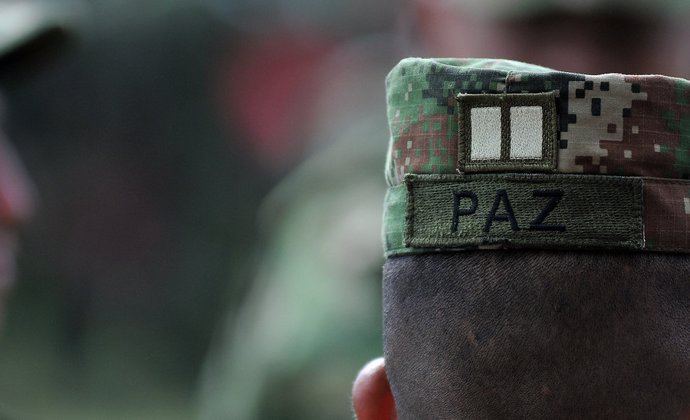 Mensaje a favor del proceso de paz de Colombia en una gorra militar
