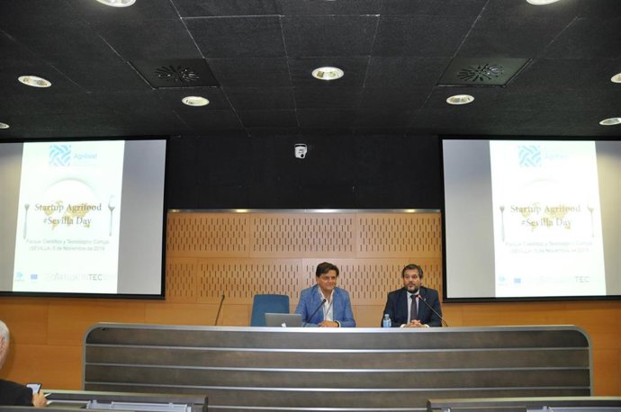 El vicepresidente de INTEC, Juan Francisco Delgado, y el director general de PCT Cartuja, Luis Pérez, este miércoles en Sevilla.