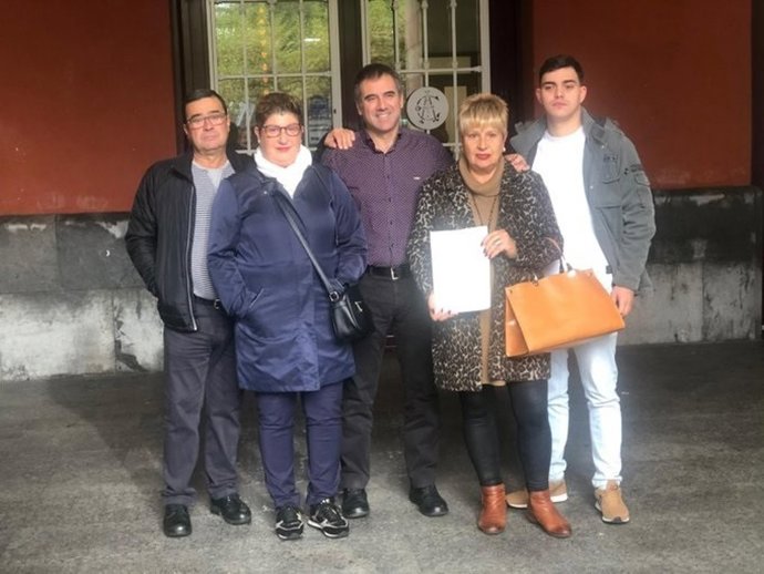 El alcalde de Eibar, Miguel de los Toyos, y familiares de Raquel López