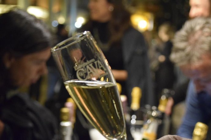 Turismo.- Un taller de coctelería y un maridaje de caviar llenan de burbujas la 
