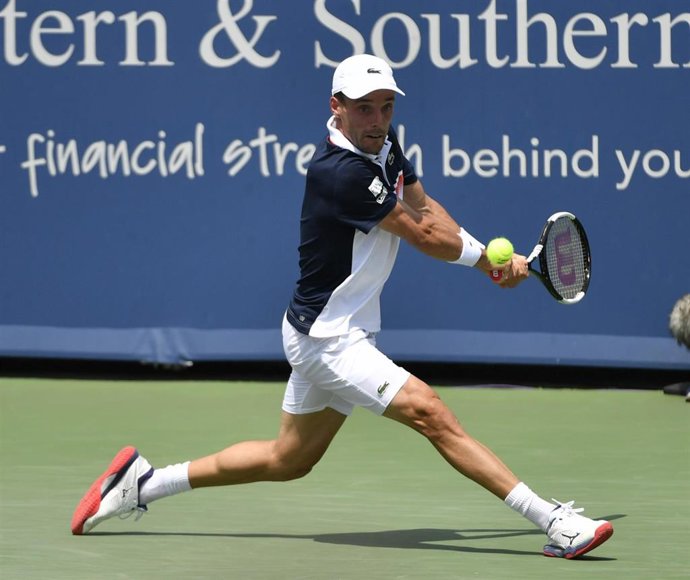 Roberto Bautista ejecuta un revés en el torneo de Cincinnati