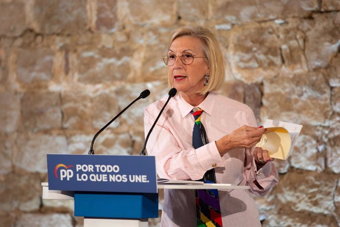 La fundadora d'UPyD, Rosa Díez fulleja la Constitució Espanyola durant la seva intervenció en l'acte de campanya del Partit Popular al Museu d'Histria de Barcelona (Espanya), a 6 de novembre del 2019.