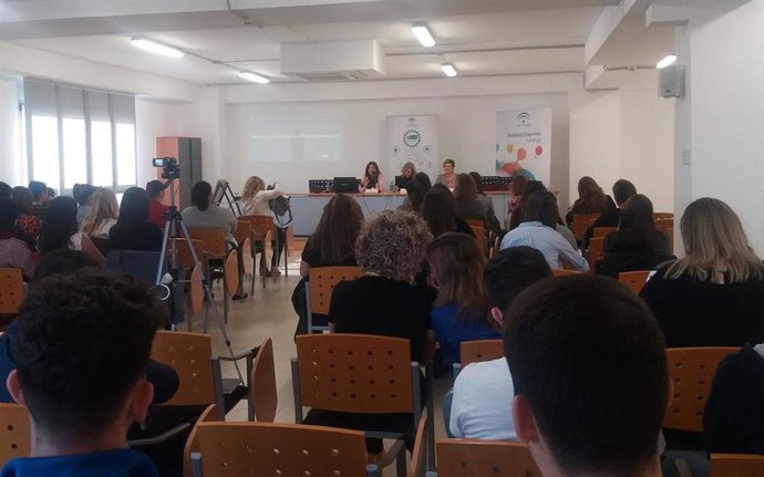 El CADE de Almería acoge una jornada sobre mujeres emprendedoras