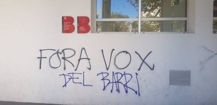 Pintades en contra de Vox en el Centre Cívic Sant Martí on aquest dimecres se celebrar un acte de campanya a Barcelona.