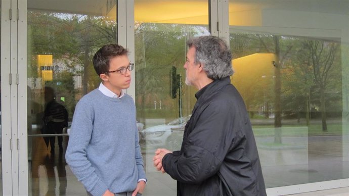 Iñigo Errejón y Txema Urkijo, de Más País, conversan en Bilbao