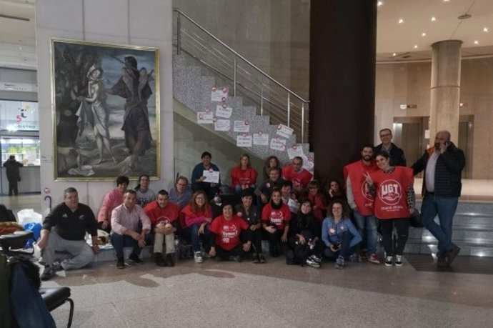 Los delegados sindicales de UGT en su encierro en la Delegación en León de la Junta de Castilla y León.