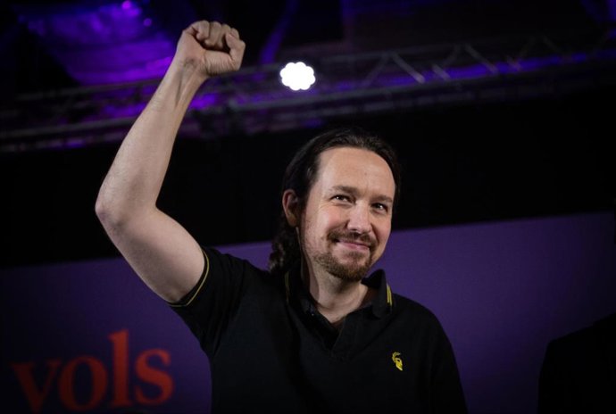 El Secretario General de Unidas Podemos, Pablo Iglesias, levanta el puño derecho durante el acto central de los comuns en Barcelona (España), a miércoles 6 de noviembre de 2019.