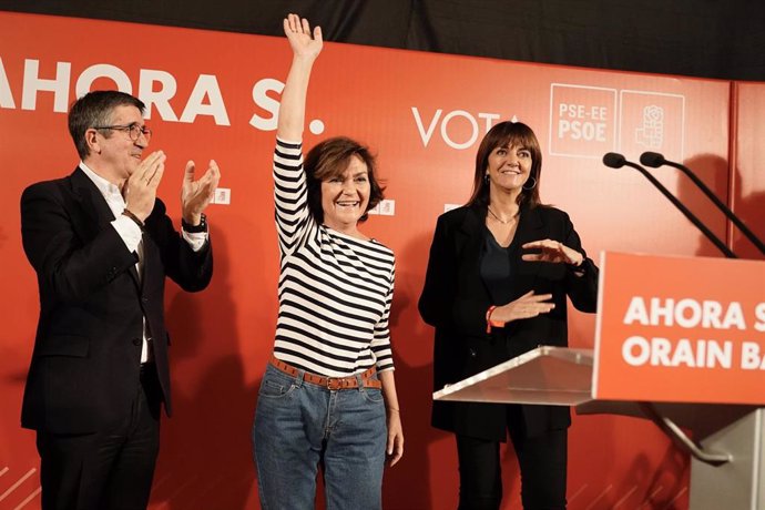 La vicepresidenta del Gobierno en funciones, Carmen Calvo (2i), saluda a los asistentes, en un acto político en Bilbao (España), a miércoles 6 de noviembre de 2019.