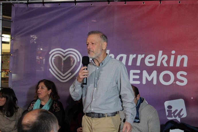 El cabeza de lista de Unidas Podemos al Congreso por Bizkaia, Roberto Uriarte, en un acto político en Getxo.