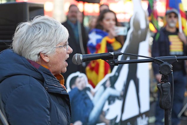 26 October 2019, Scotland, Glasgow: Clara Ponsati, former Minister of Education of Catalonia, speaks during a protest to support the imprisoned separatist Catalan leaders. Photo: Andrew Milligan/PA Wire/dpa