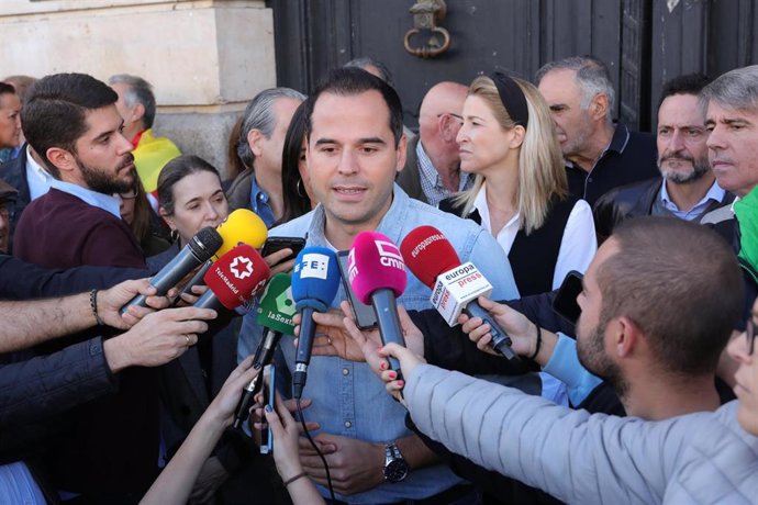 El vicepresidente y portavoz del Gobierno de la Comunidad de Madrid, Ignacio Aguado (Cs) declara ante los medios durante la concentración 'Juntos por España. Convivencia sin violencia' a 27 de octubre de 2019.