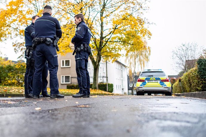 Policías cerca del apartamento en Detmold en el que una adolescente de 15 años ha matado presuntamente a su hermanastro