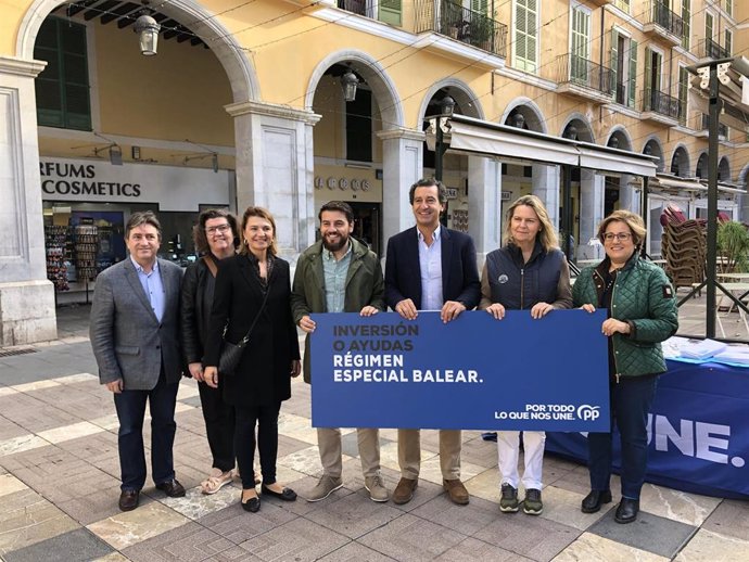 El presidente del PP balear, Biel Company (3d), junto algunos de los candidatos al 10N de la formación, Maria Salom (2d) y Javi Bonet (4d).