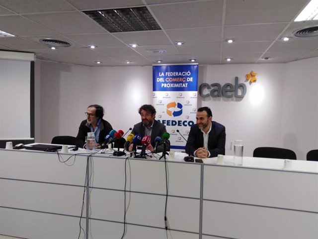 El presidente de Afedeco, Antoni Gayà (centro), en una rueda de prensa.