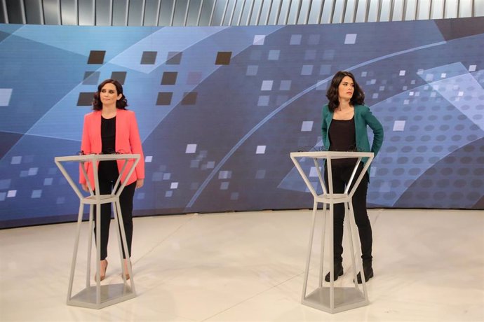 La presidenta de la Comunidad de Madrid, Isabel Díaz Ayuso  y la portavoz de Unidas Podemos, Isa Serra, en un debate electoral organizado por Telemadrid.