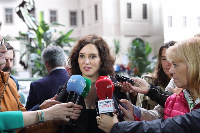 La presidenta de la Comunidad de Madrid, Isabel Díaz Ayuso, atiende a los medios de comunicación tras el acto de entrega de los 'Premios nacionales de la Real Academia de Gastronomía', en el Museo Reina Sofía de Madrid (España), a 4 de noviembre de 2019.