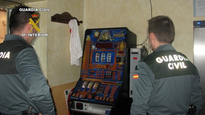 Los agentes de la Guardia Civil supervisan una máquina