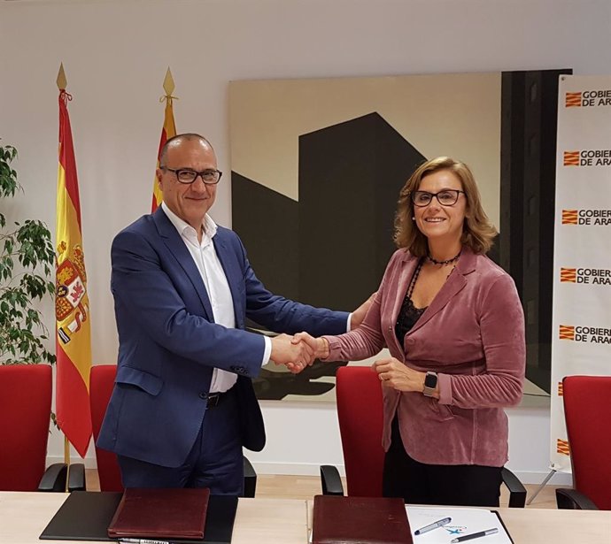 El consejero de Eduación, Cultura y Deporte del Gobierno de Aragón, Felipe Faci, y la directora territorial de CaixaBank, Cristina González, firman un convenio para promover la tecnificación deportiva.