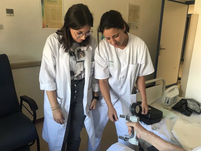Dos profesionales sanitarias realizan una prueba a pacientes del Hospital Regional de Málaga