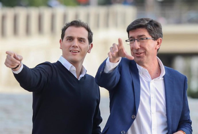 El presidente de Cs, Albert Rivera (i), junto al vicepresidente de la Junta de Andalucía y líder andaluz de Cs, Juan Marín (d) , este miércoles en un acto de campaña en Sevilla. Foto de archivo