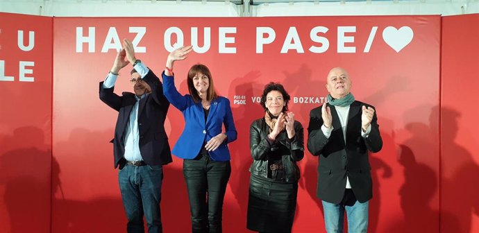 Acto de cierre de campaña del PSE-EE en Vitoria, con los candidatos al Congreso Patxi López, Isabel Celáa y Odón Elorza