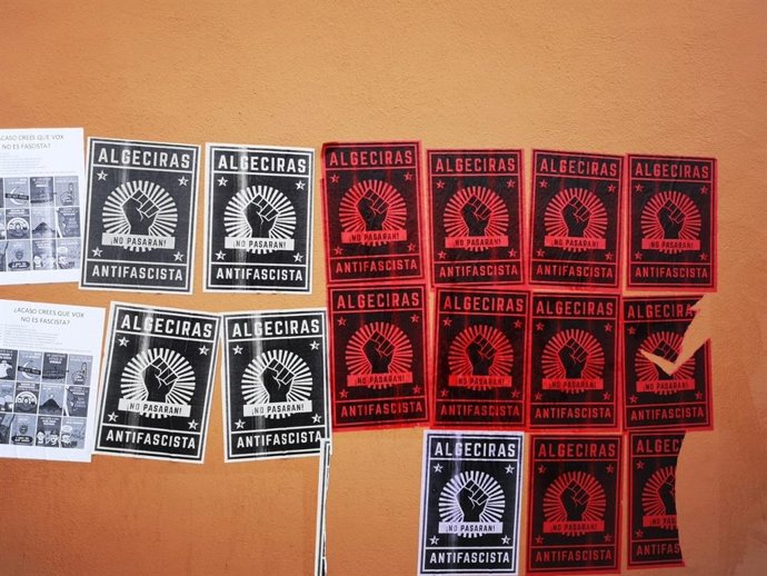 Carteles pegados en la pared del polideportivo donde Vox celebra un acto en Algeciras