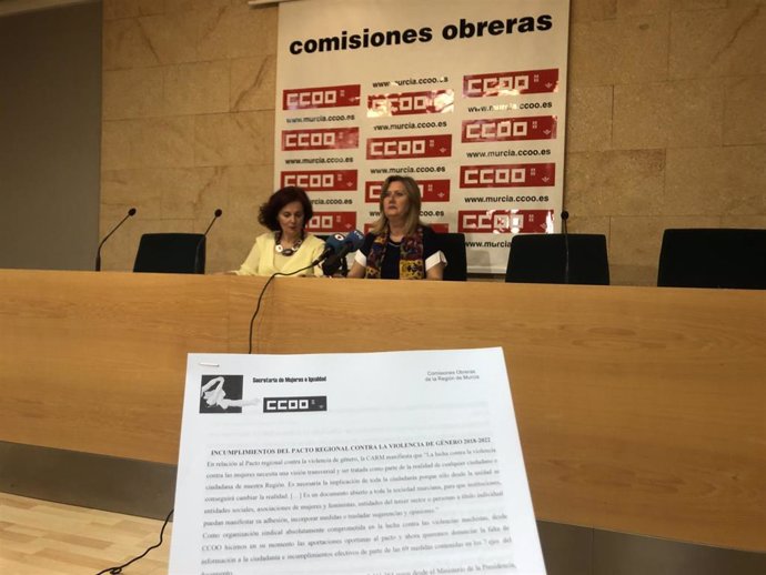 María Jesús Gómez, secretaria de Organización de CCOO en Murcia; y Ana Mellado, secretaria de Mujer e Igualdad de CCOO en Murcia