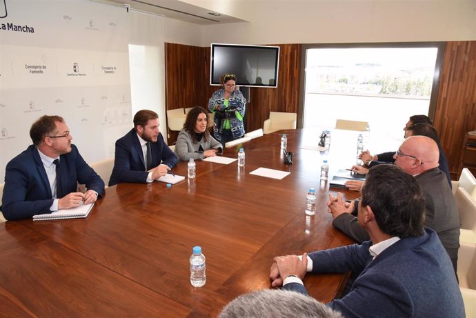 El consejero de Fomento, Nacho Hernando, en la reunión con la Federación Regional de Empresas Constructoras de Castilla La Mancha