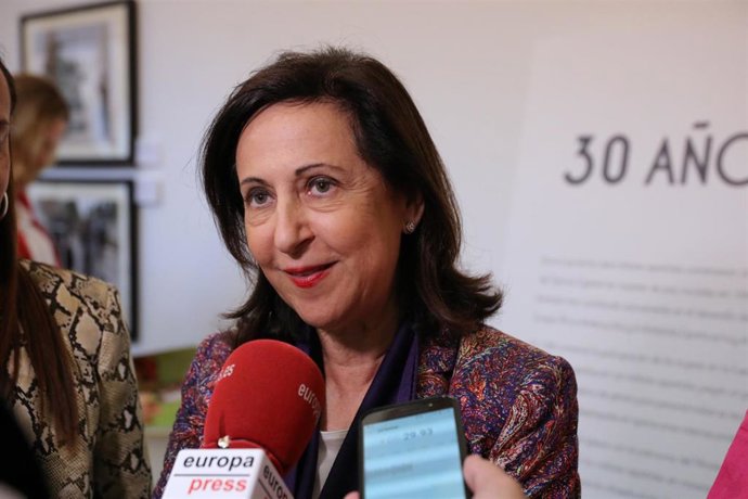 La ministra de defensa, Margarita Robles hablando con los medios de comunicación en su visita a la exposición fotográfica ` 30 años de Misiones de Paz