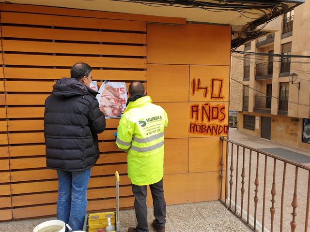 Limpieza de las pintadas en la sede del PSOE de Salamanca.