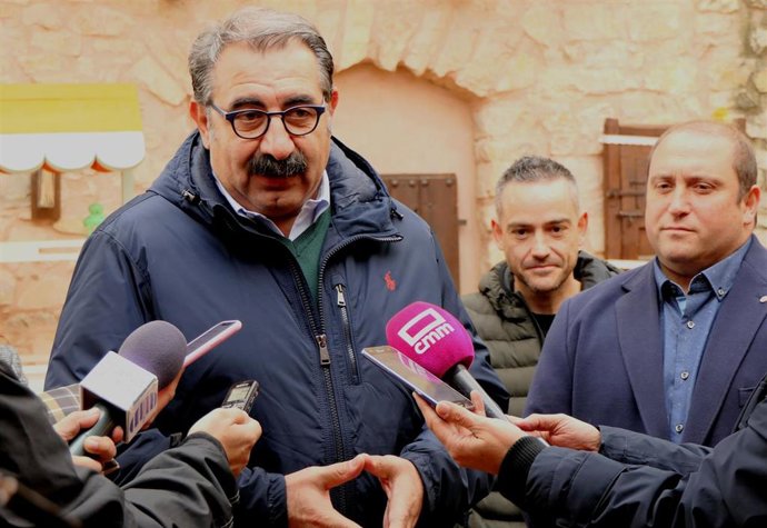 El consejero de Sanidad, Jesús Fernández Sanz, atiende a los medios en Molina de Aragón