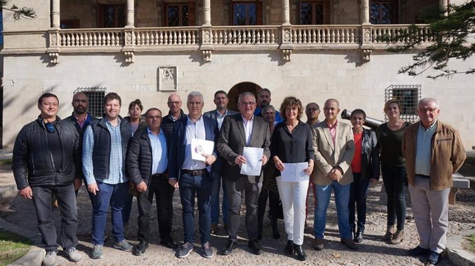 Jaume Font, Josep Meli y Xisca Mora junto a alcaldes y ediles de El PI