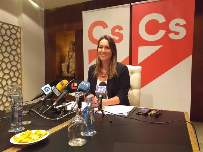La candidata de Ciudadanos al Congreso por Pontevedra, Beatriz Pino, en un desayuno informativo.