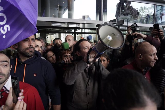 El candidato a la presidencia del Gobierno por Unidas Podemos, Pablo Iglesias se dirige a los asistentes con un megáfono en un acto político,  en el Palacio Euskalduna, en Bilbao (España), a 7 de noviembre de 2019.