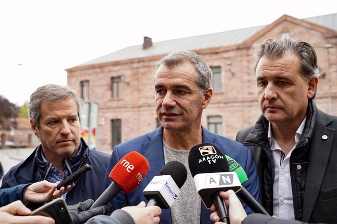 Toní Cantó (Cs) ha visitado hoy Teruel, acompañado por el portavoz de Cs Aragón, Daniel Pérez (dcha) y el candidato Joaquín Moreno