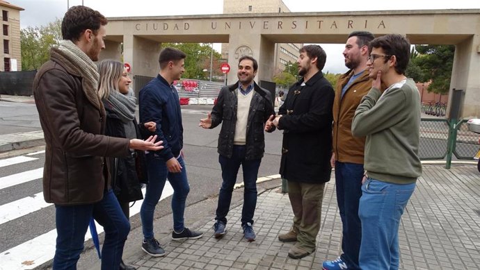 El candidato de Cs al Congreso por Zaragoza charla con jóvenes de la ALE